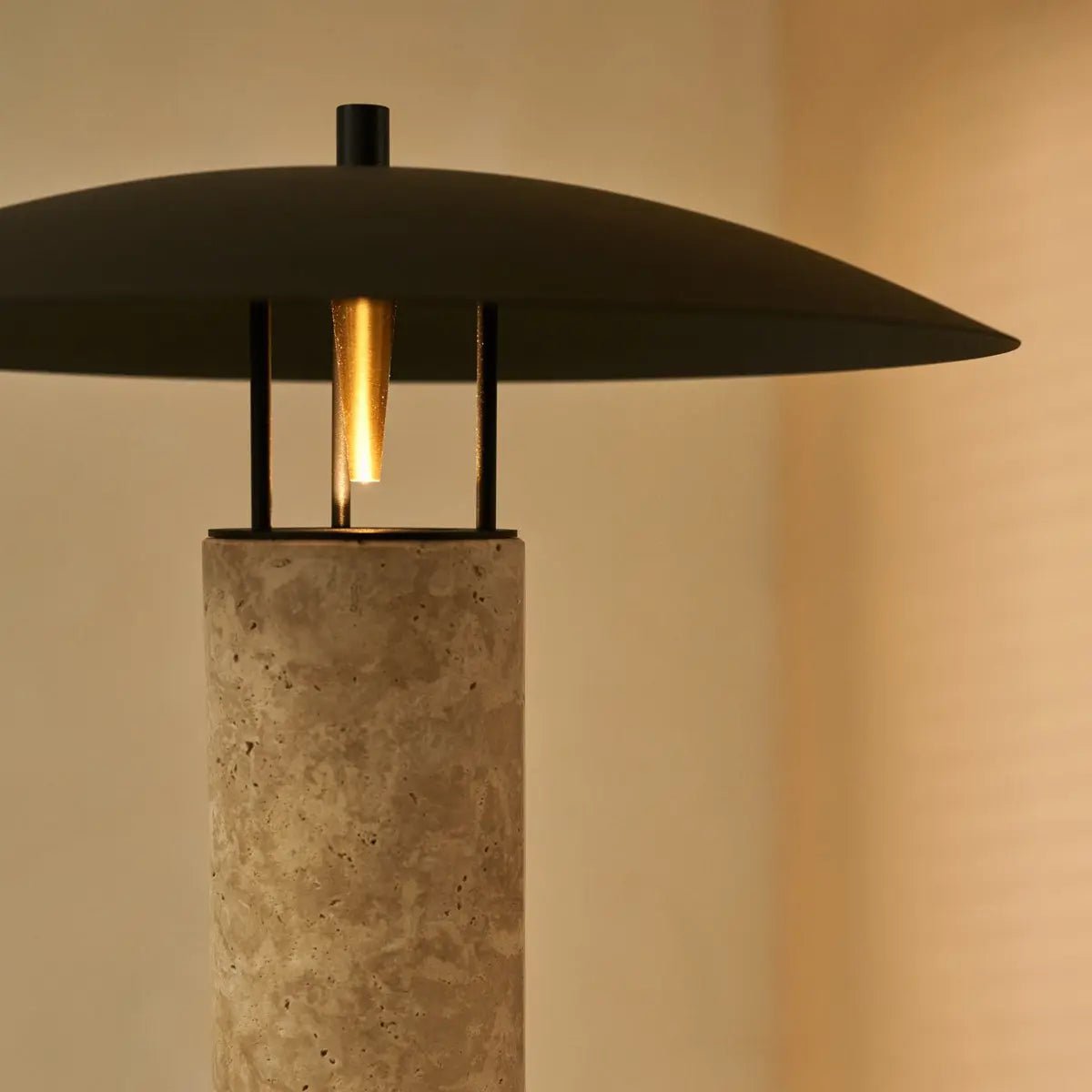 Lampe en travertin Nicolaas – Design élégant fait à la main avec métal et travertin