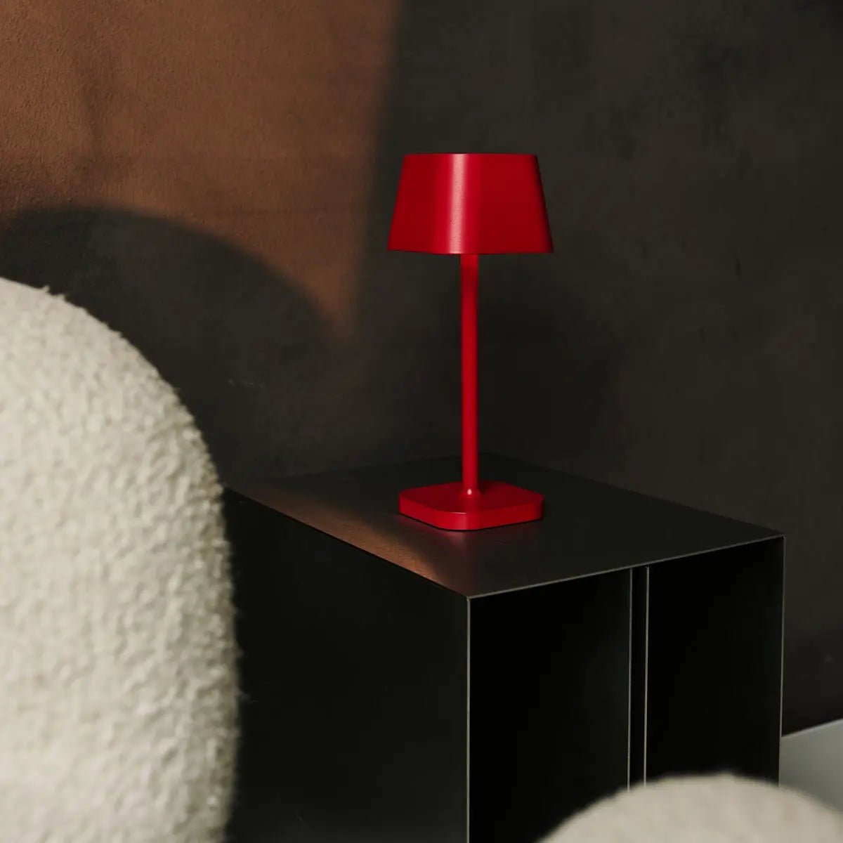 Lampe de table rechargeable Ava Berry Red | Lampe élégante et sans fil et dimmable