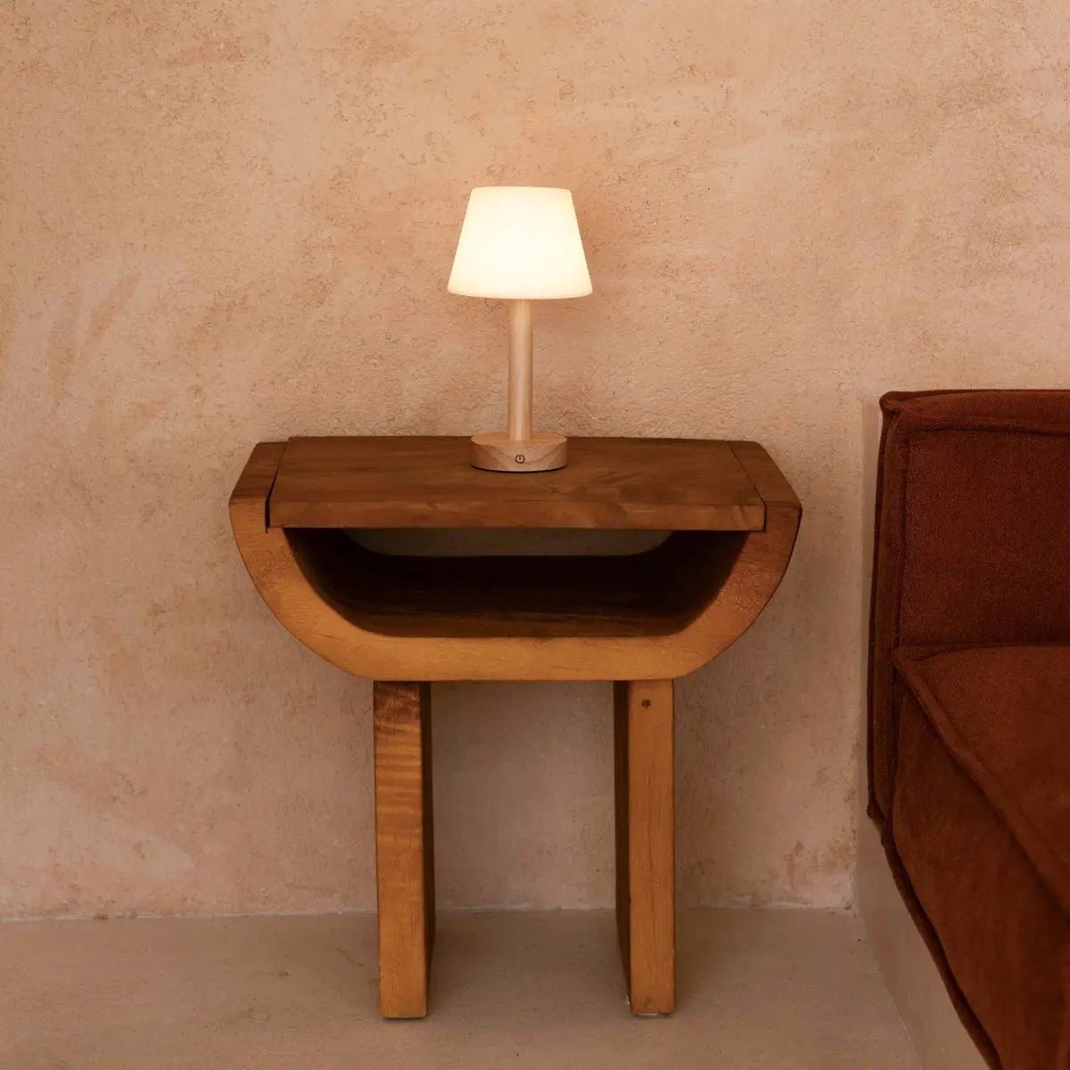 Lampe de table rechargeable en bois marron clair Zoë | Intensité variable, USB-C, batterie de 80 heures