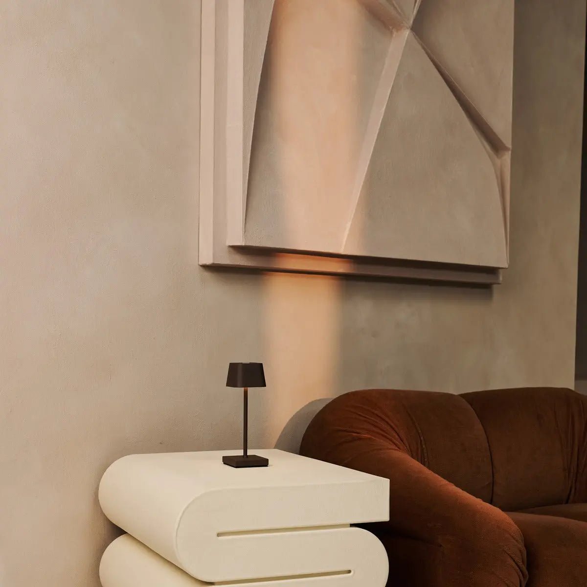 Professional Combi Set - 8 x Sarphati Mini Mocha Brown Rechargeable Table Lamps and 1 x Central Station Wireless Charging Station with Qi-Technology - Perfect for Restaurants, Hospitality and Hotels