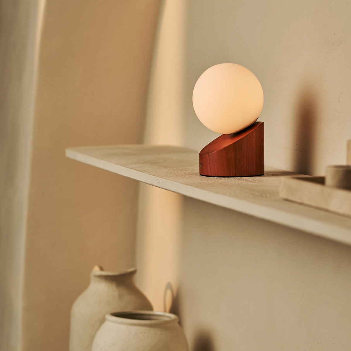 Morris Chestnut Brown – Lampe de table en bois et verre givré