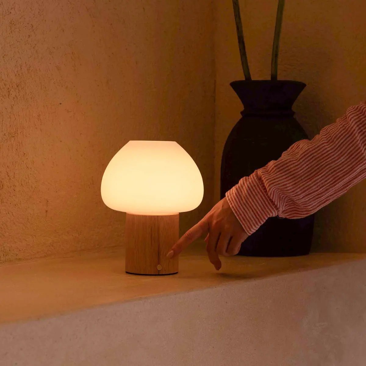Lampe en bois Fynn marron clair – rechargeable, variable et élégante