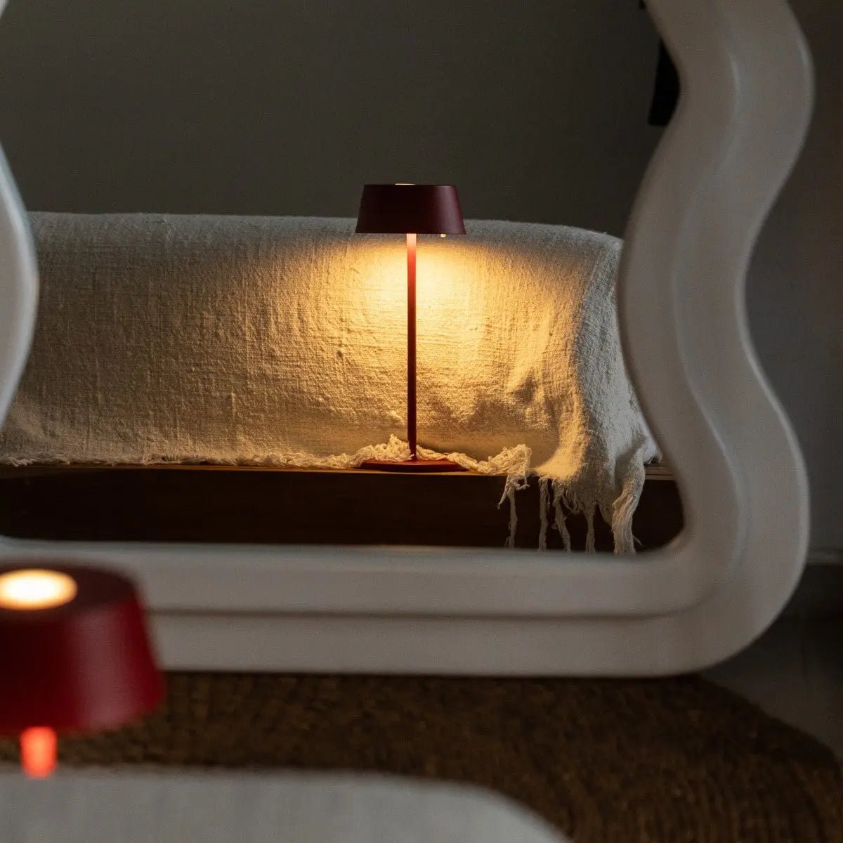 Lampe de table rechargeable en fer rouge Hugo Berry - Intensité variable, élégante et sans fil