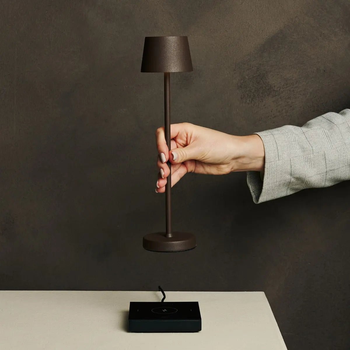 Vondel Mocha Brown Lampe rechargeable et sans fil parfaite pour l'industrie hôtelière - rechargeable sans fil via la station de charge