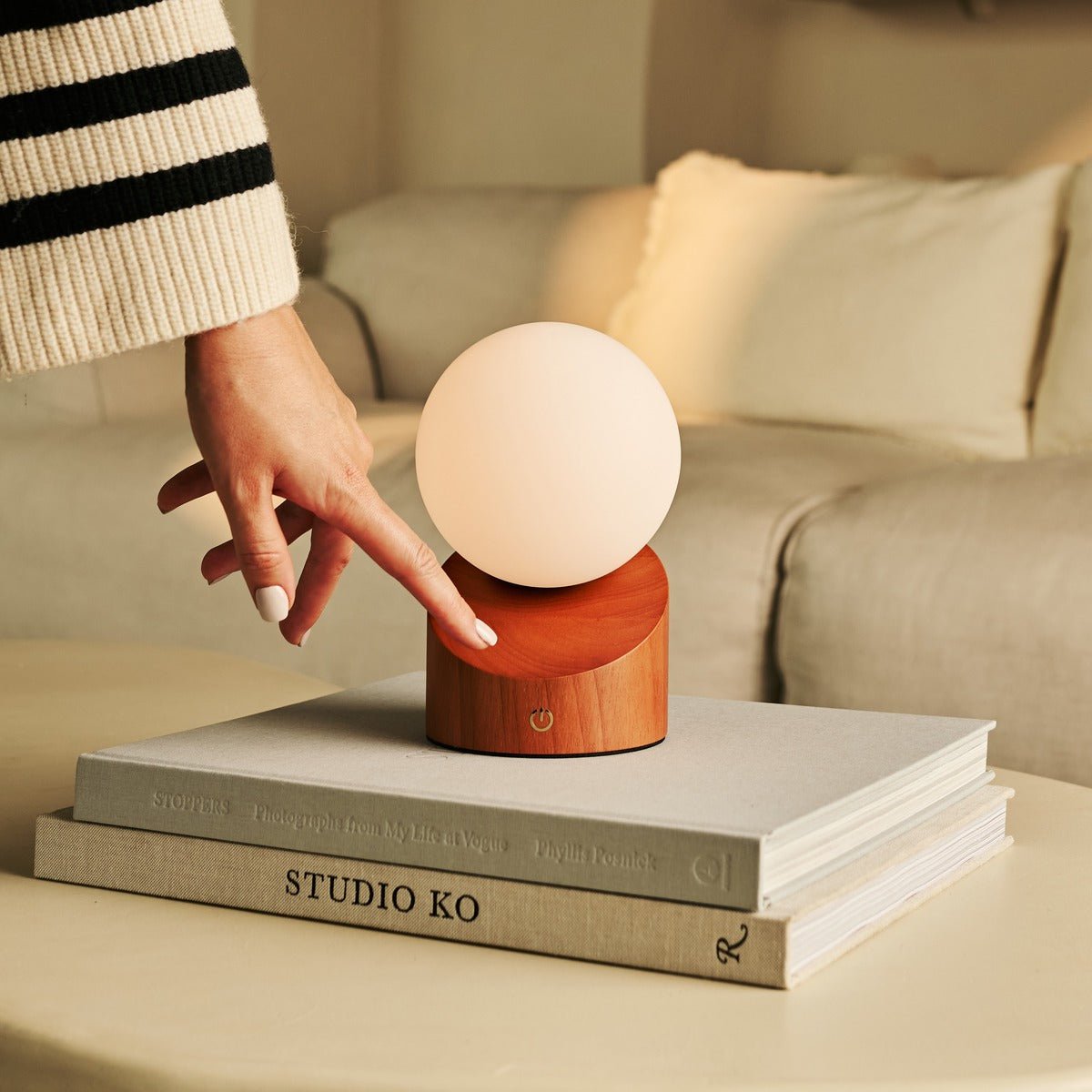 Morris Chestnut Brown – Lampe de table en bois et verre givré