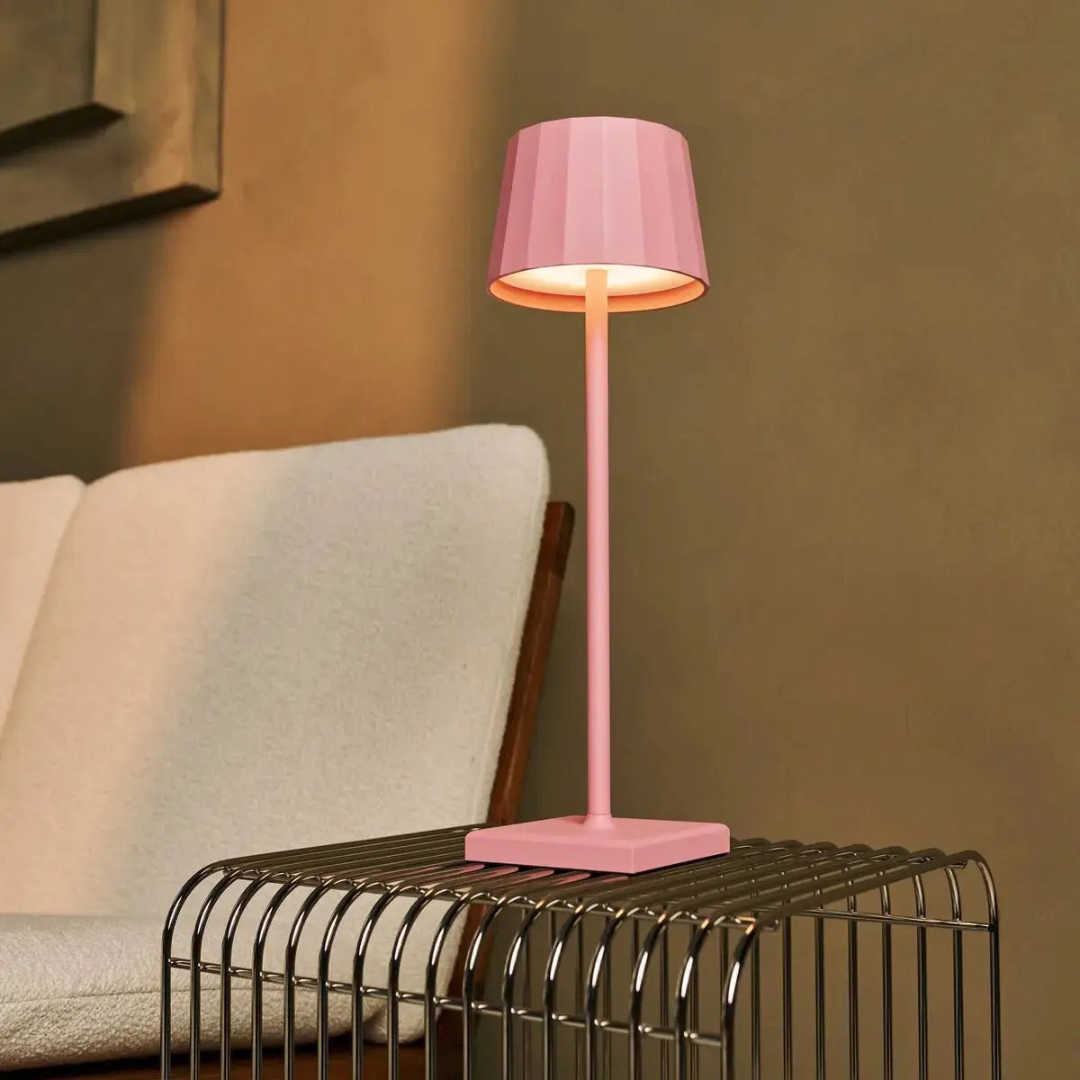 Combi set professionnel - 4 x wouter flamingo rose rechargeable lampes de table et 1 x poste de charge sans fil Amstel avec Qi-Technology - parfait pour les restaurants, l'hospitalité et les hôtels