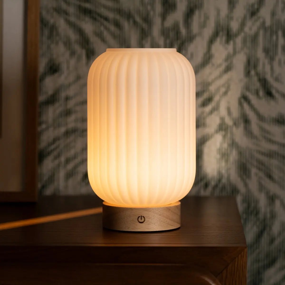 Lampe rechargeable unique Lilly – Verre dépoli et base en bois, intensité variable, 3 modes d'éclairage