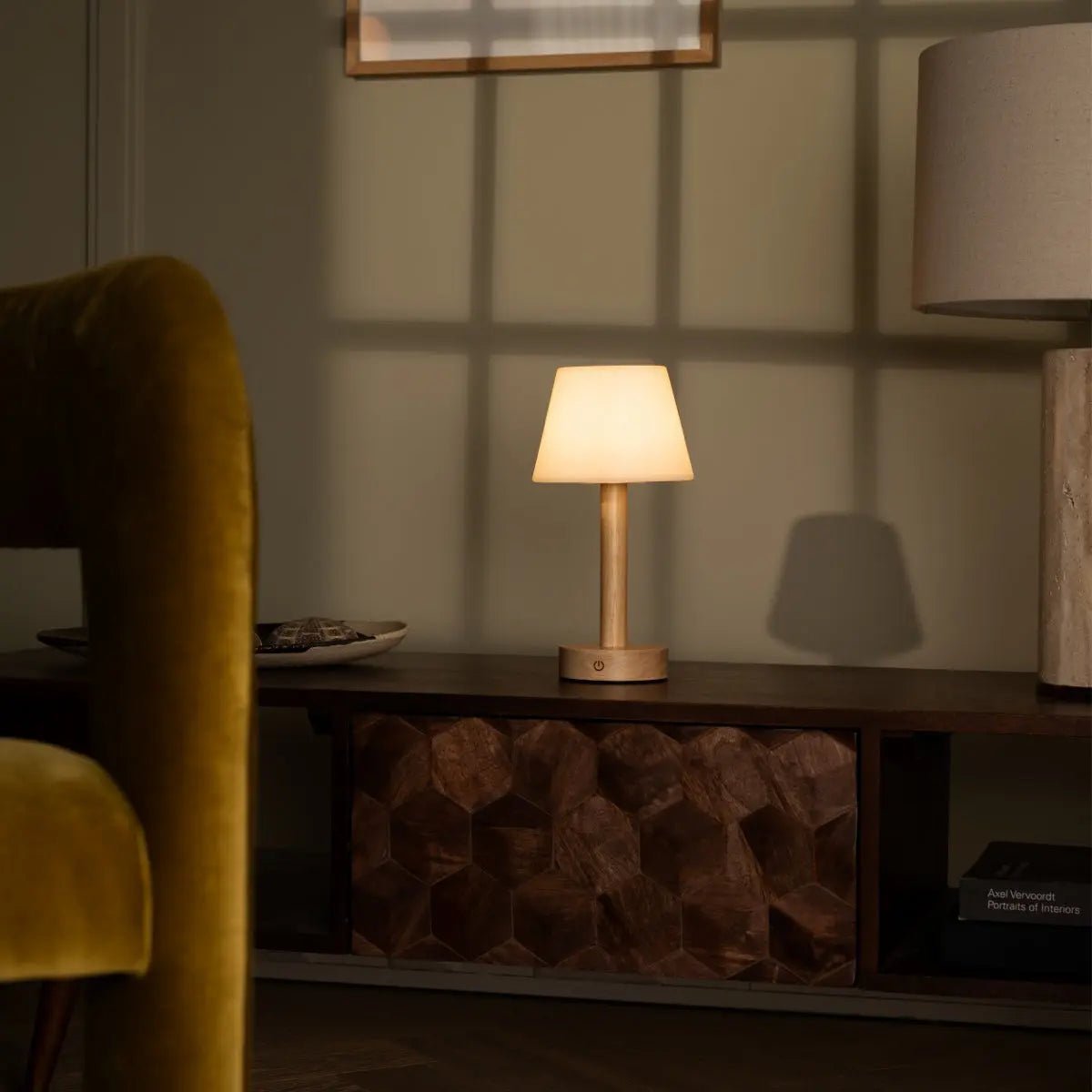 Lampe de table rechargeable en bois marron clair Zoë | Intensité variable, USB-C, batterie de 80 heures