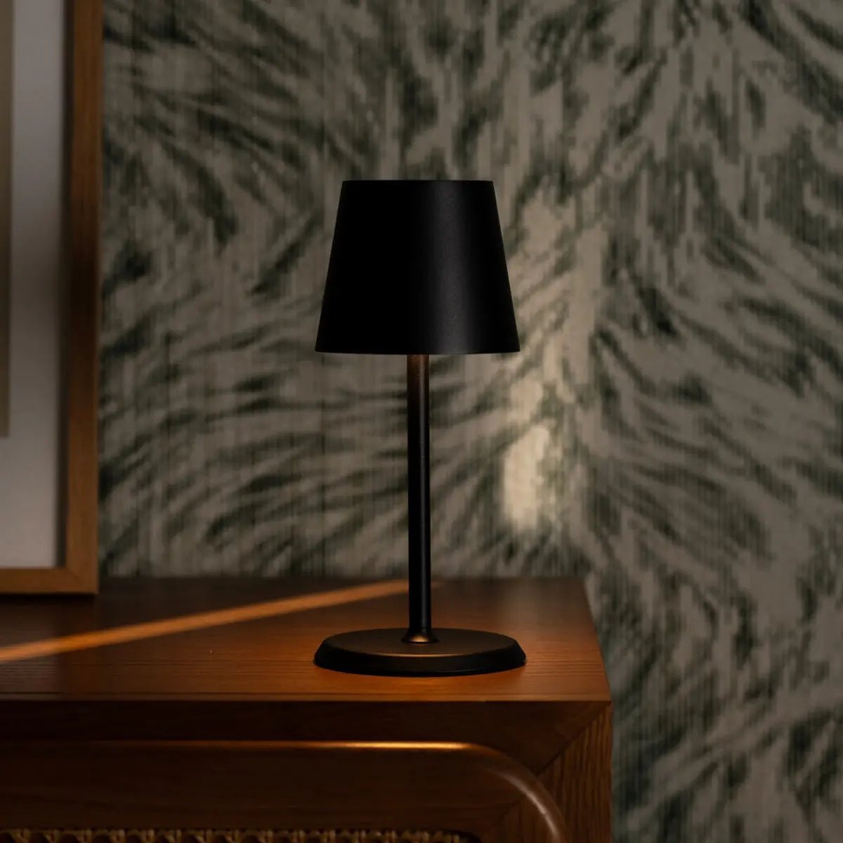 Lampe de table rechargeable en fer James Black – Sans fil, à intensité variable et élégante