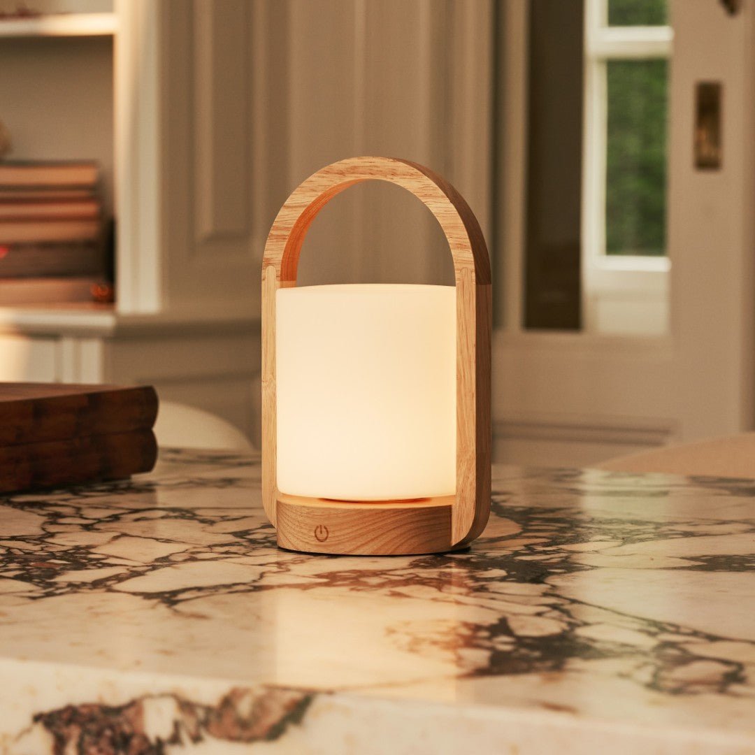 Lampe rechargeable en bois brun clair George combinée avec du verre givré et une poignée