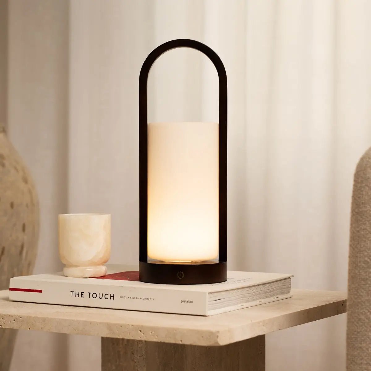 Lampe de table en bois rechargeable Evie marron foncé – Intensité variable et sans fil