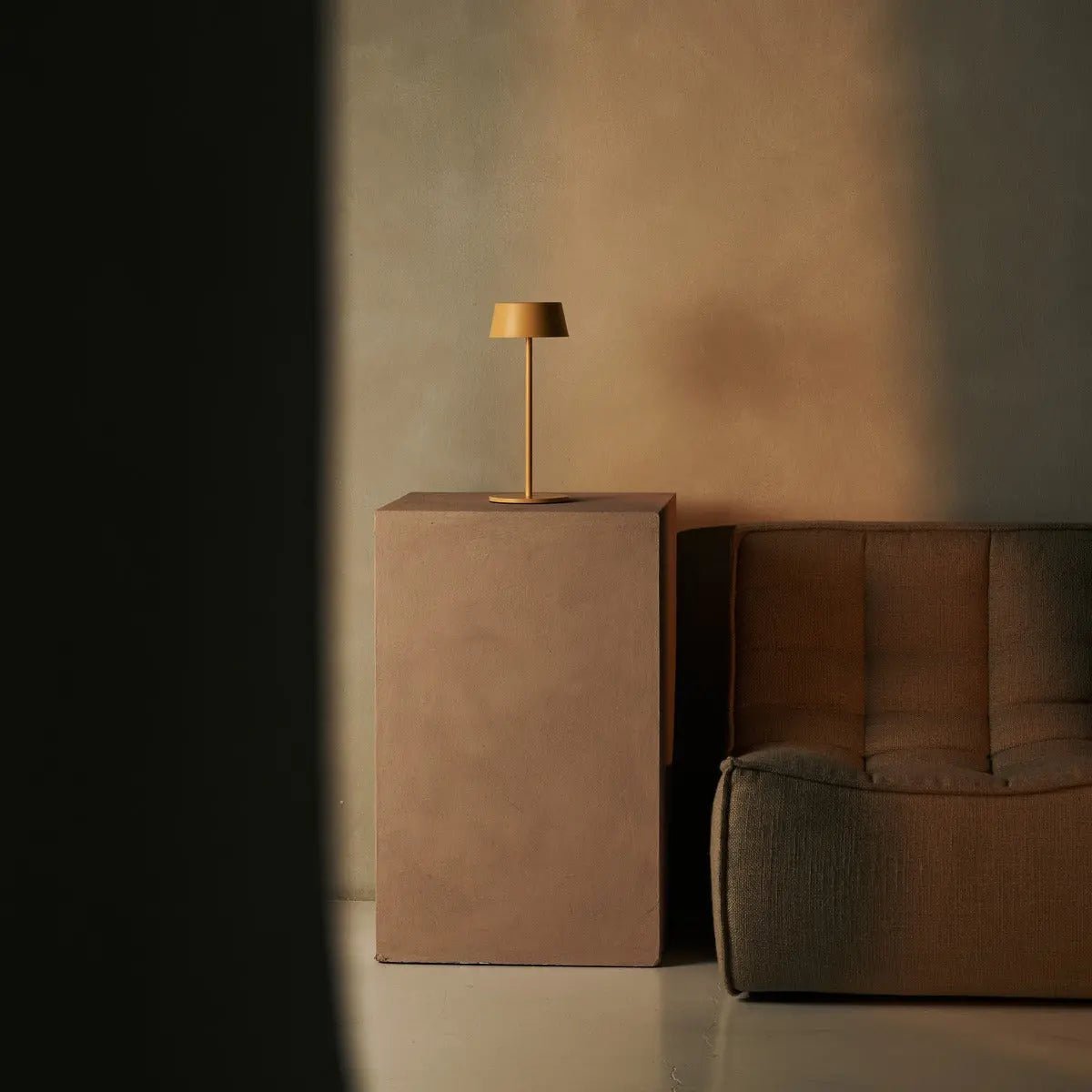 Lampe de table rechargeable en fer jaune ambre Hugo - Intensité variable, élégante et sans fil