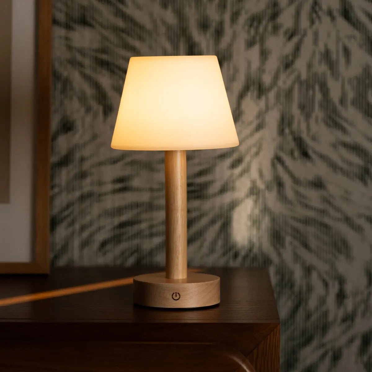 Lampe de table rechargeable en bois marron clair Zoë | Intensité variable, USB-C, batterie de 80 heures