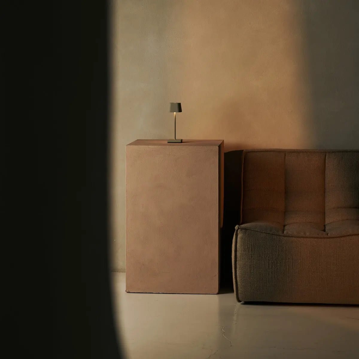 Professional Combi Set - 4 x Sarphati Mini Shadow Grey Rechargeable Table Lamps for Hospitality &amp; 1 x Amstel Wireless Charging Station with Qi-Technology - perfect for restaurants, hospitality and hotels