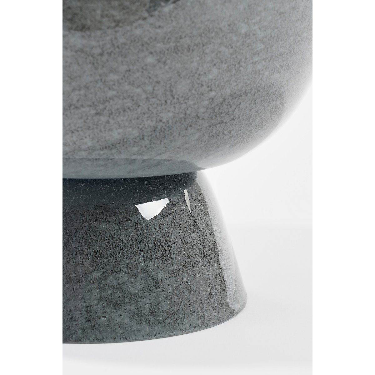 James Flowerpot sur Standard - H22 X Ø19 cm - Metal - Gray