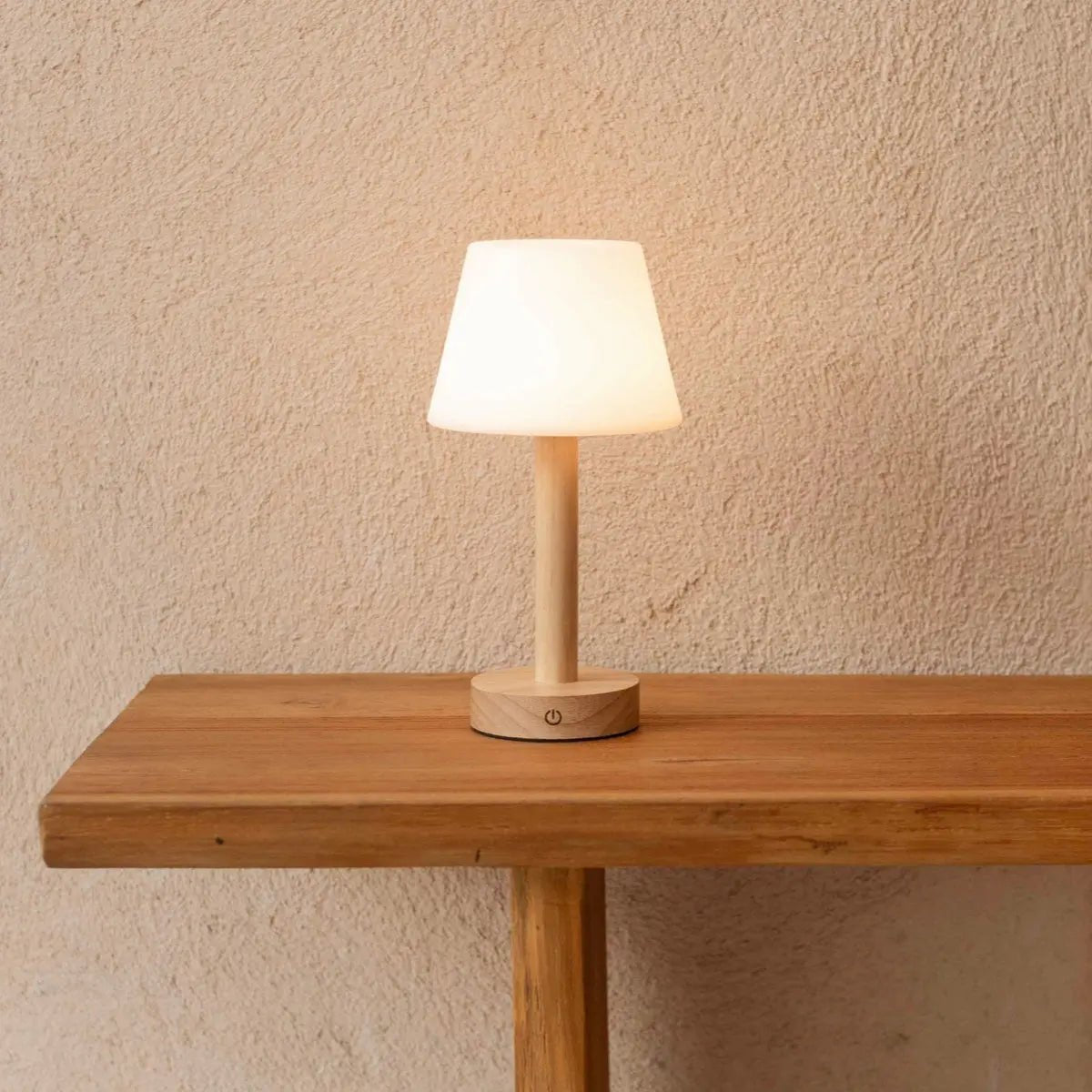 Lampe de table rechargeable en bois marron clair Zoë | Intensité variable, USB-C, batterie de 80 heures