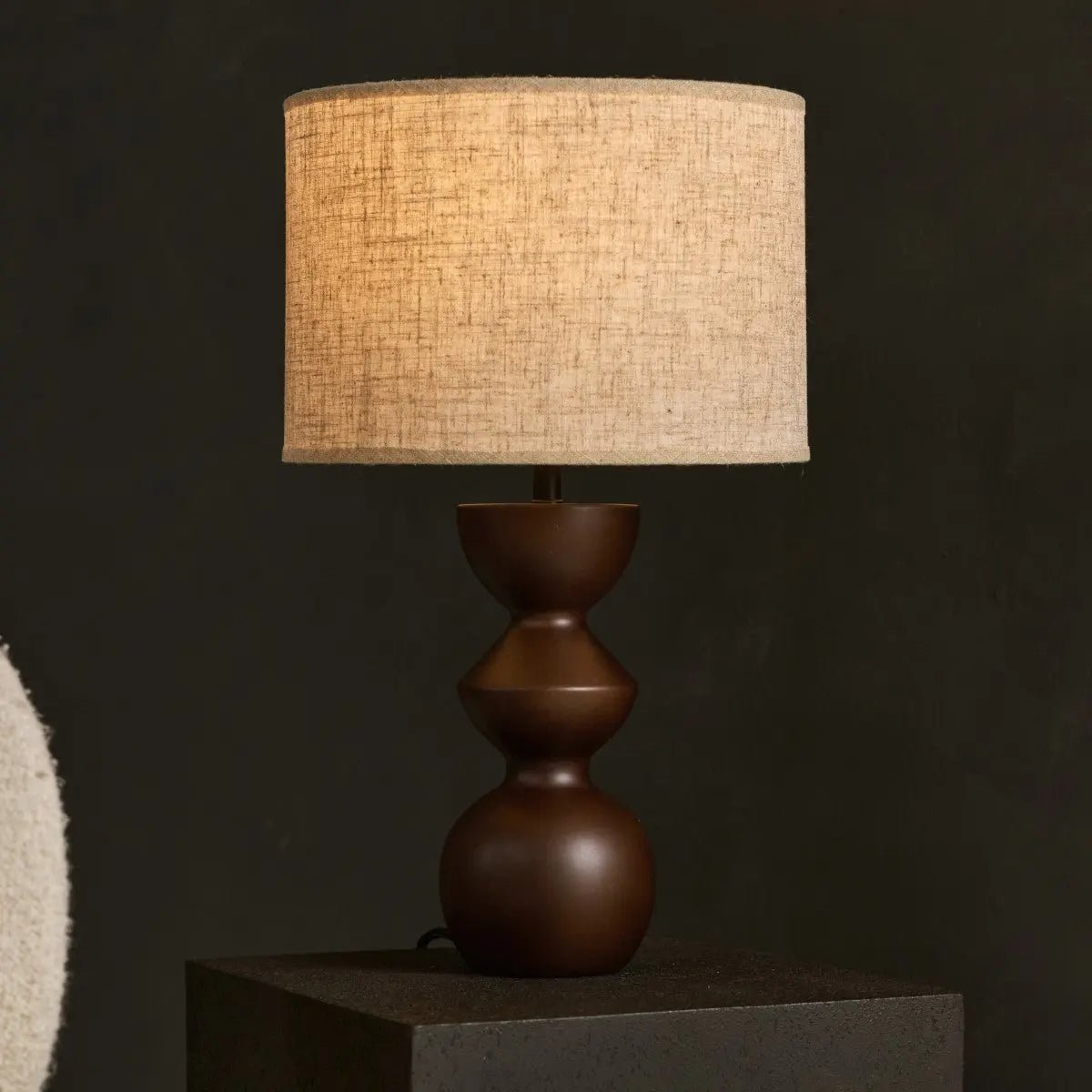 Lampe de table Kai marron foncé avec abat-jour sable – Éclairage élégant et fait main