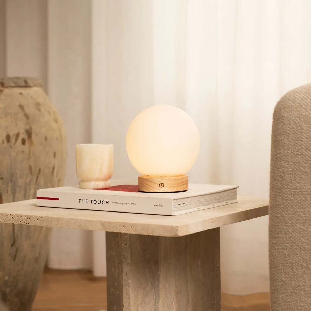 Lampe en bois brun clair avec une ampoule en verre - Light sans fil rechargeable et dimmable