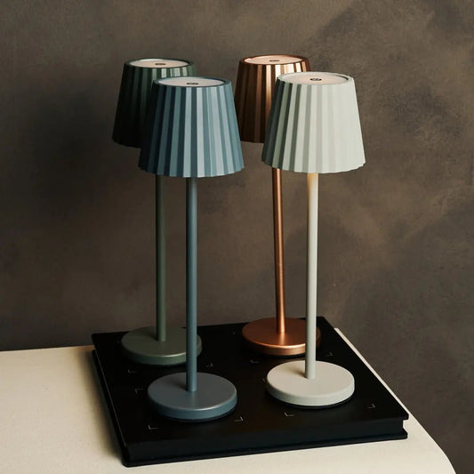 Lampe à table côtelée en cuivre maya en fer - lampe dimmable et 3 modes lumineux, rechargeable via la station de charge sans fil