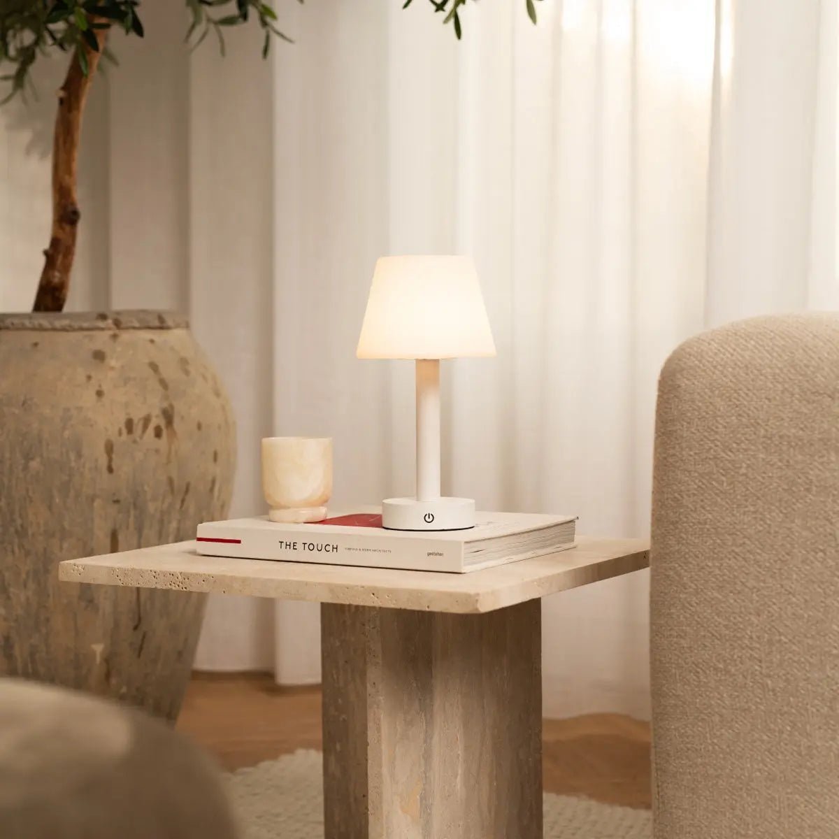 Lampe de table rechargeable en bois blanc Zoë | Sans fil, à intensité variable, USB-C, batterie de 80 heures