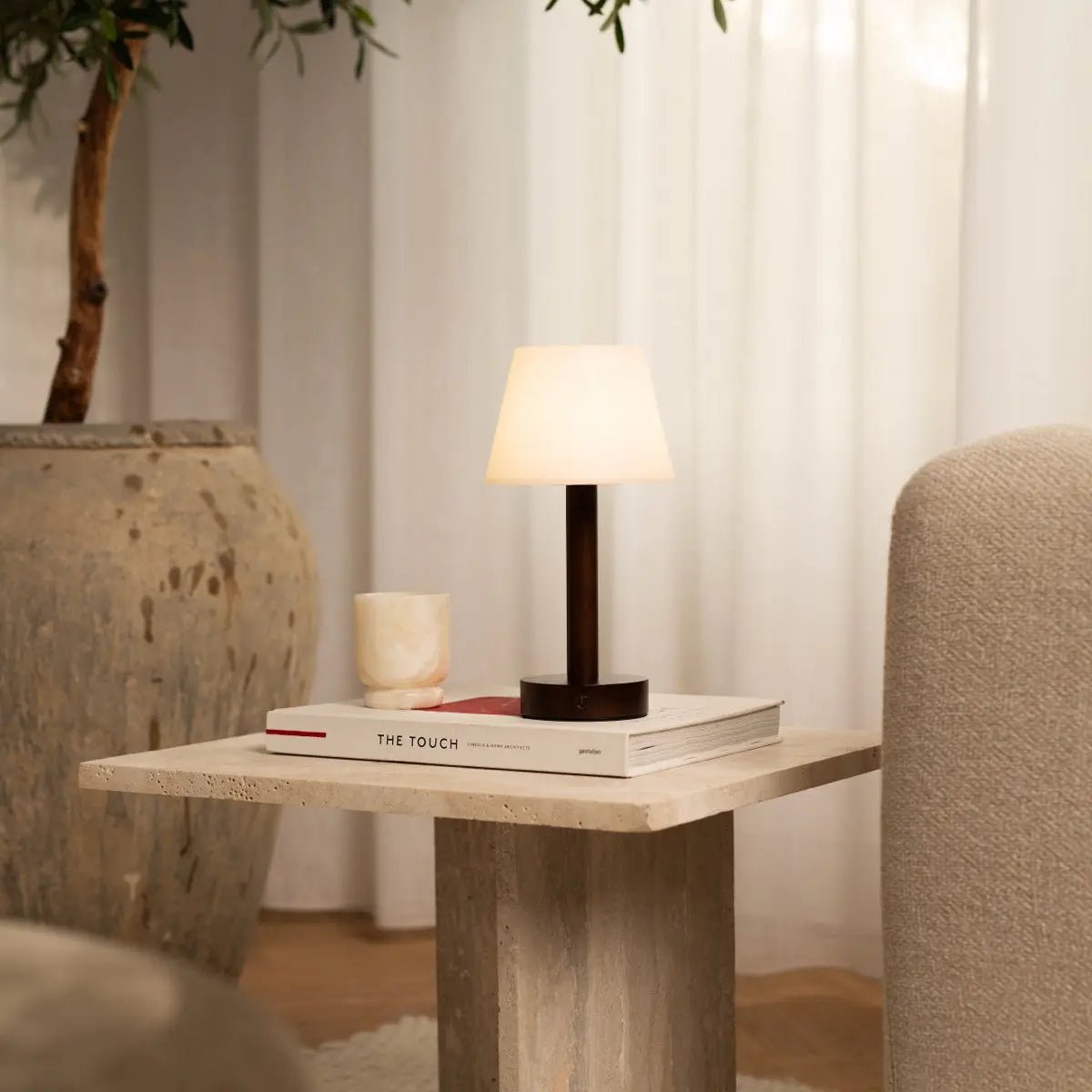 Lampe de table rechargeable en bois marron foncé Zoë | Intensité variable, USB-C, batterie de 80 heures