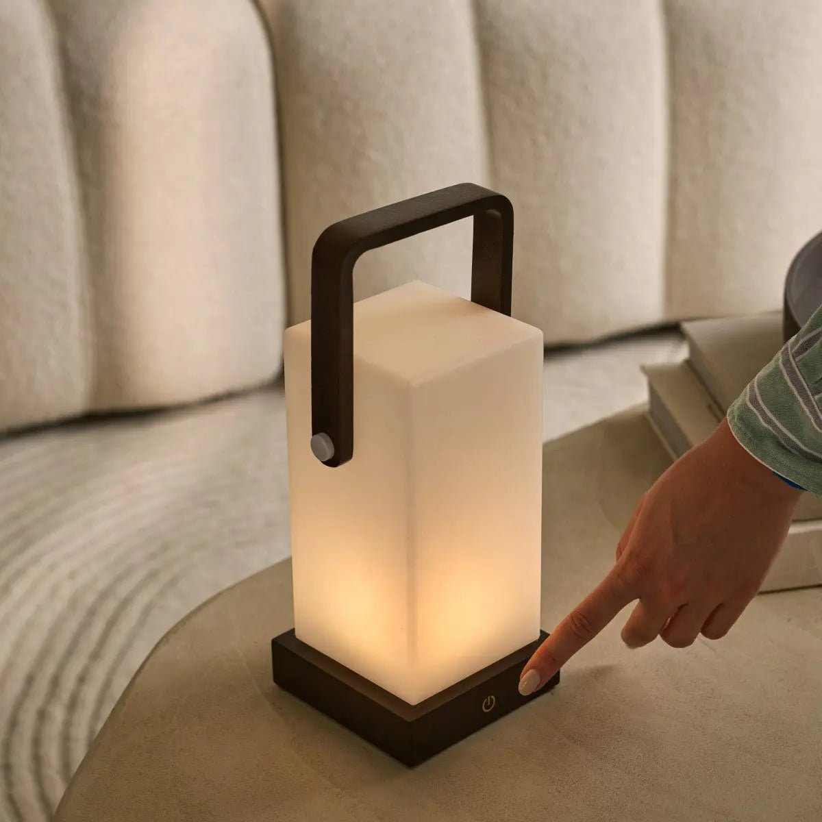 Lampe en bois marron foncé Harper – Lampe de table rechargeable sans fil avec poignée