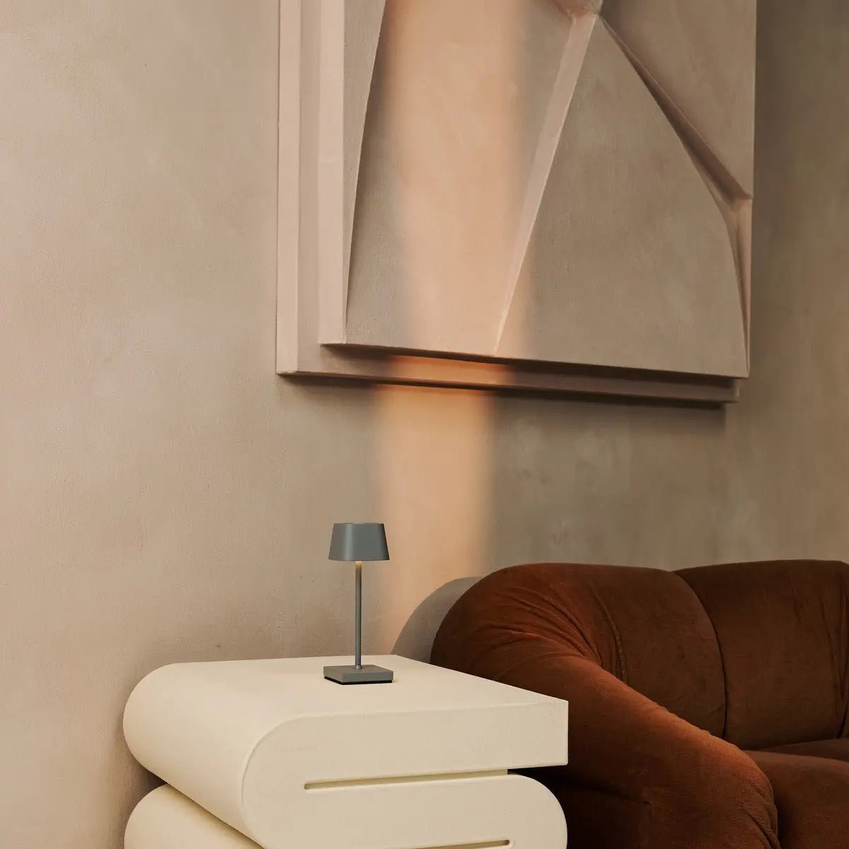 Sarphati Mini Mouse Grey Cordsless Table Lamp Perfection pour l'industrie hôtelière - Rechargeable sans fil via Station de charge, lampe dimmable et 3 modes légers