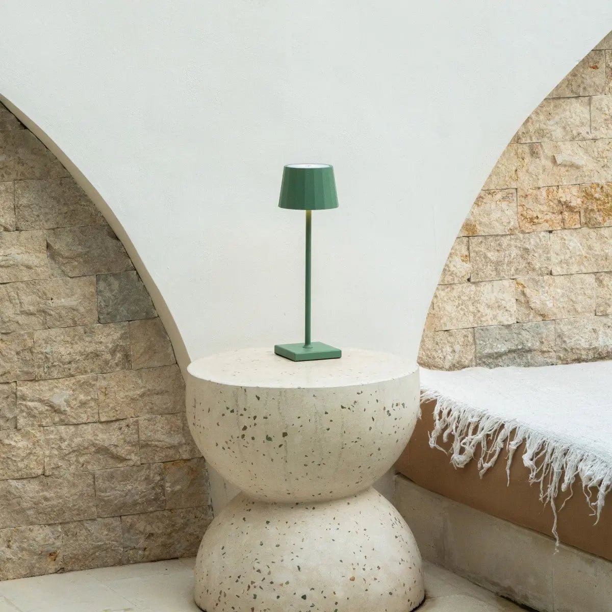 Lampe de table rechargeable verte William Sage – USB-C, intensité variable, batterie 120 heures