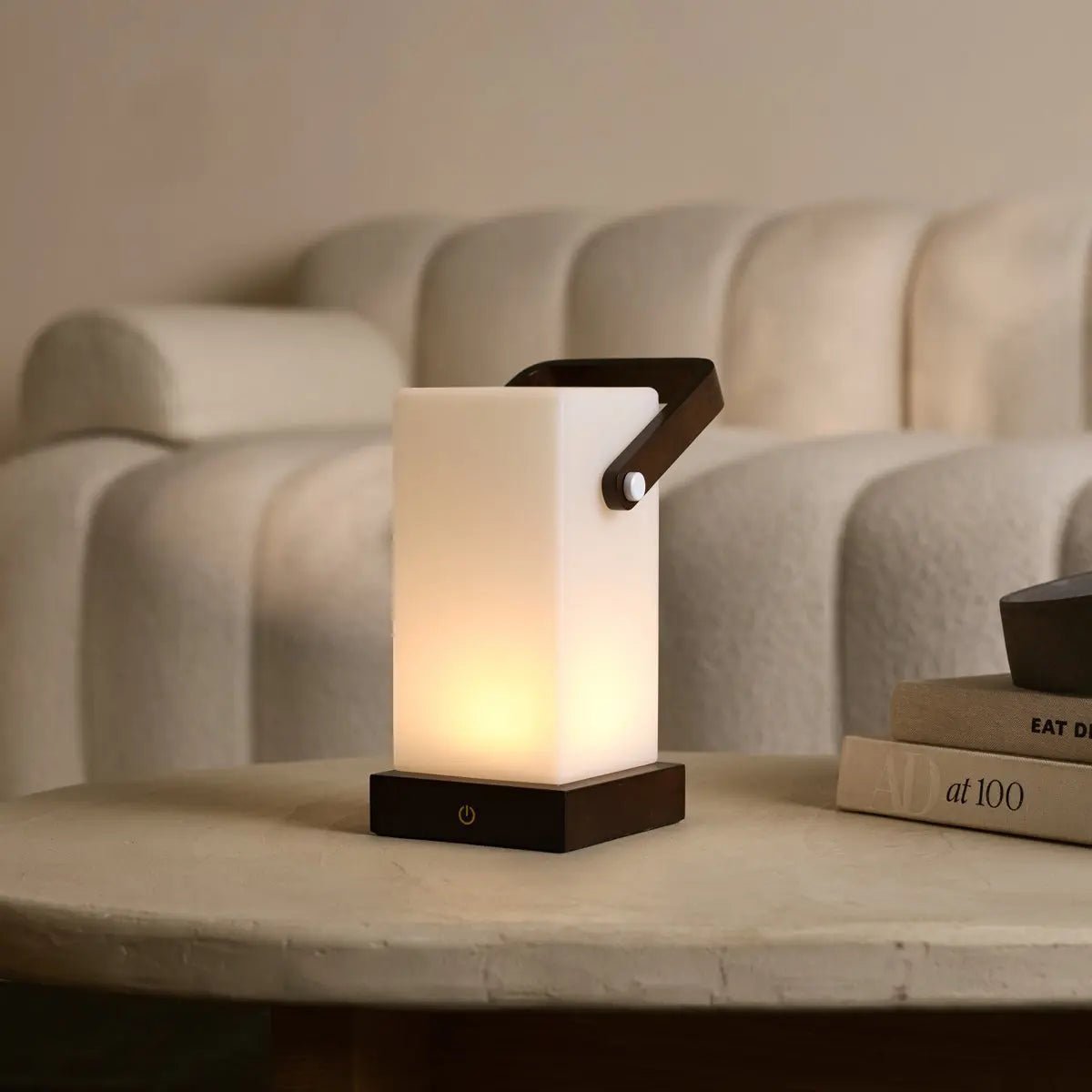 Lampe en bois marron foncé Harper – Lampe de table rechargeable sans fil avec poignée