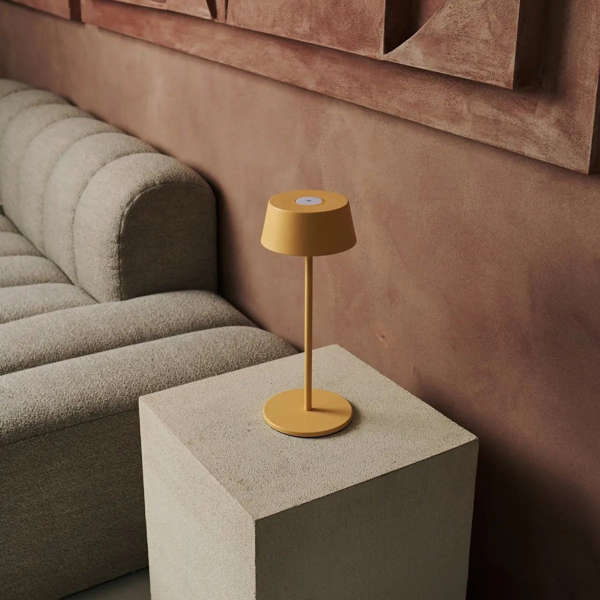 Lampe de table rechargeable en fer jaune ambre Hugo - Intensité variable, élégante et sans fil