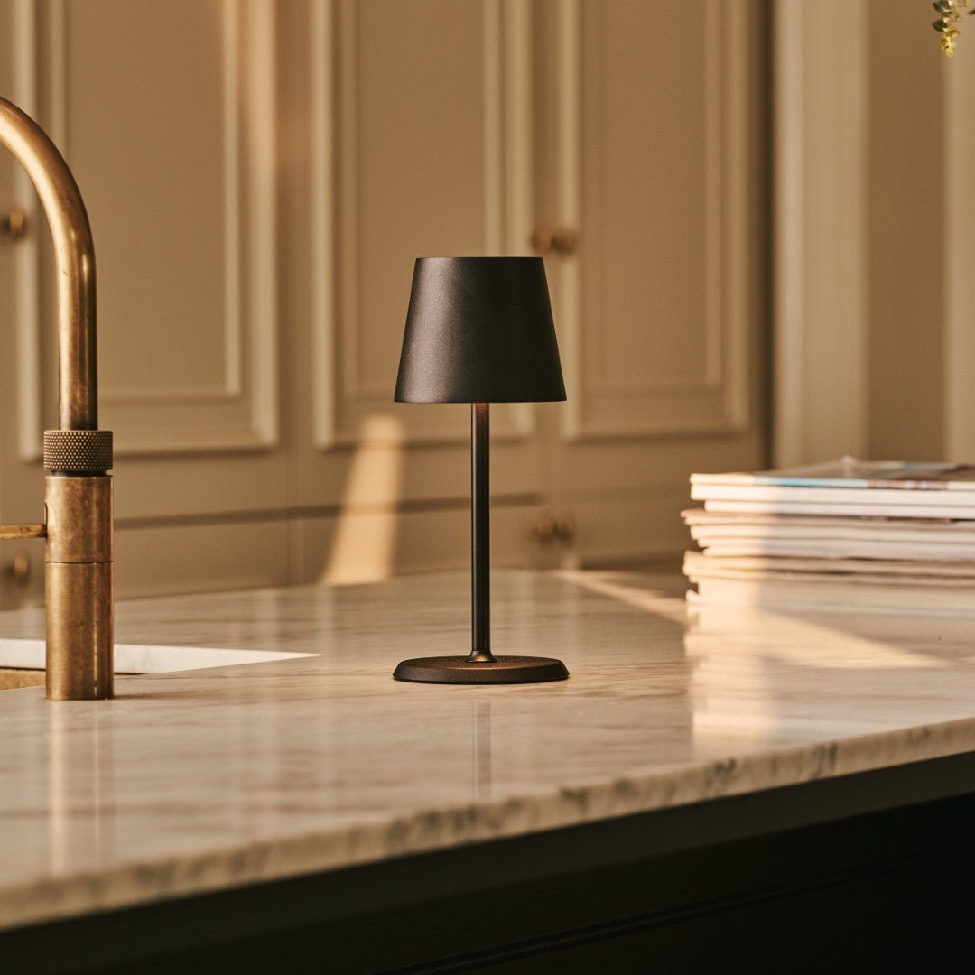 Lampe de table rechargeable en fer James Black – Sans fil, à intensité variable et élégante