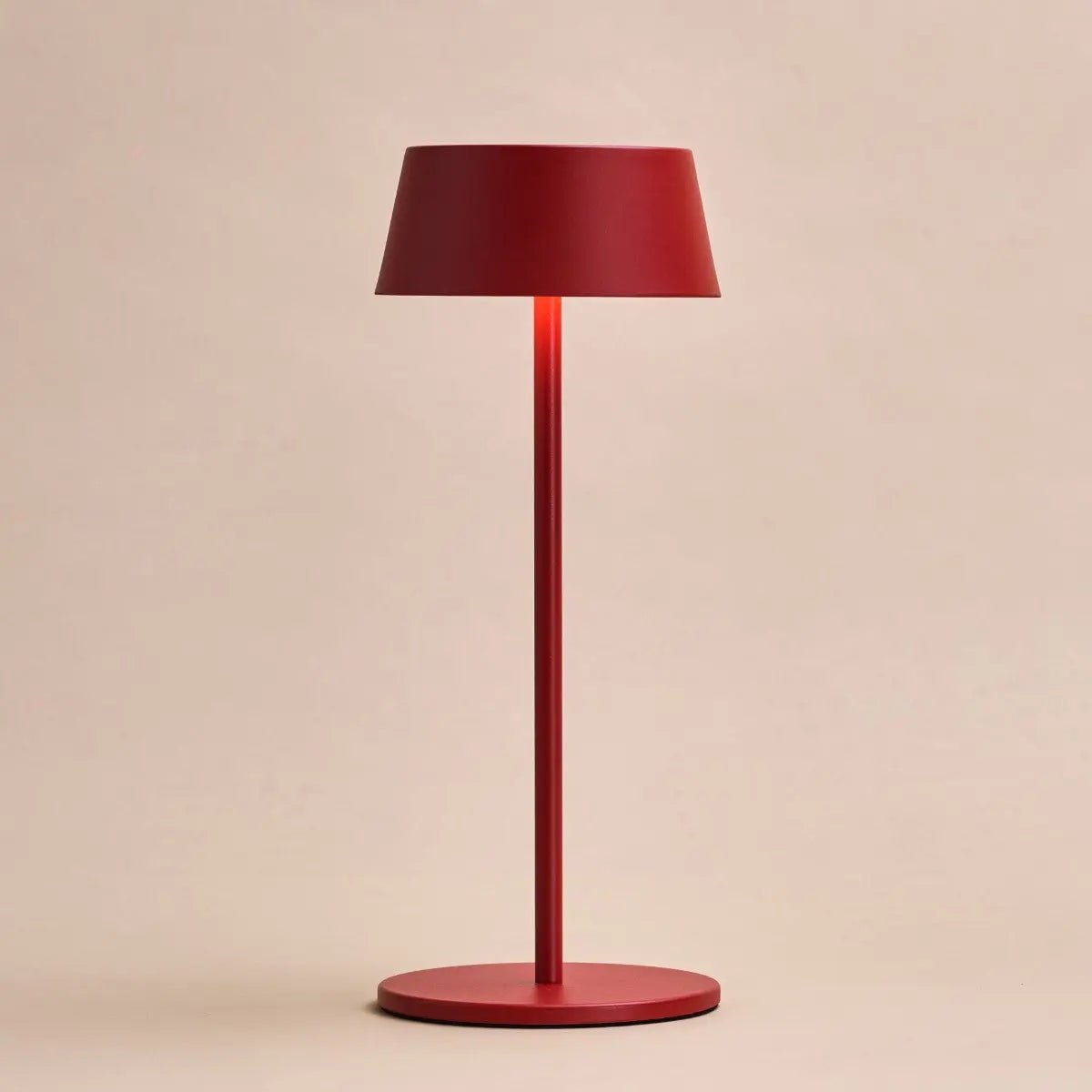 Lampe de table rechargeable en fer rouge Hugo Berry - Intensité variable, élégante et sans fil