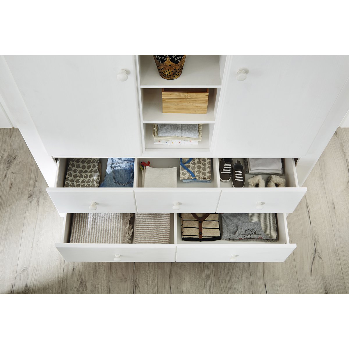 Pépinière 'Pino' large large
3 pièces : lit bébé, grand meuble à langer, grande penderie