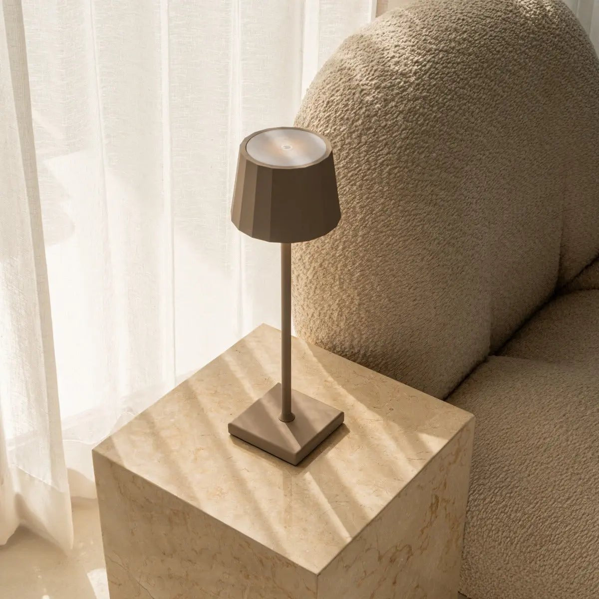 Lampe de table rechargeable en fer William Koala Brown – Intensité variable, chargement USB-C, autonomie de 120 heures