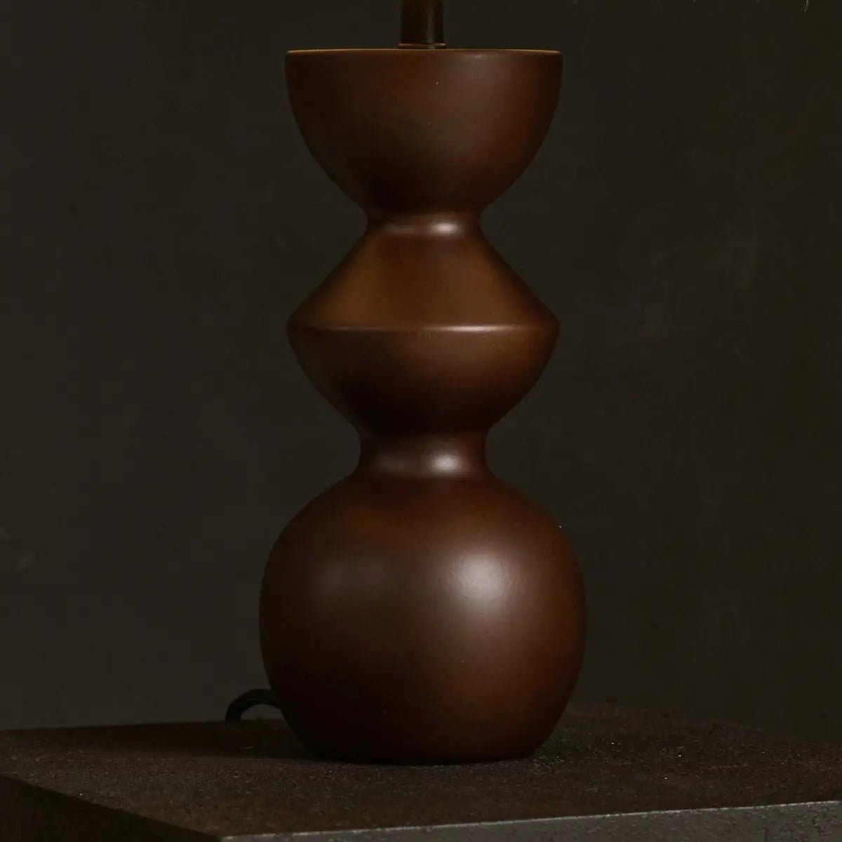 Lampe de table Kai marron foncé avec abat-jour sable – Éclairage élégant et fait main