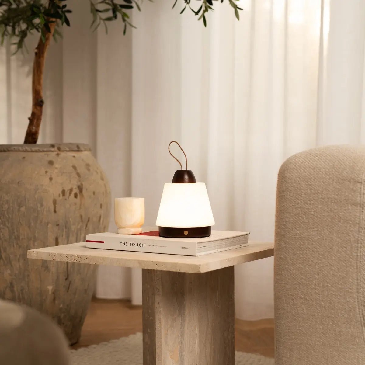 Lampe rechargeable Liv marron foncé – Bracelet en cuir, variable, 3 modes d'éclairage, sans fil