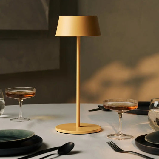 Lampe de table rechargeable en fer jaune ambre Hugo - Intensité variable, élégante et sans fil
