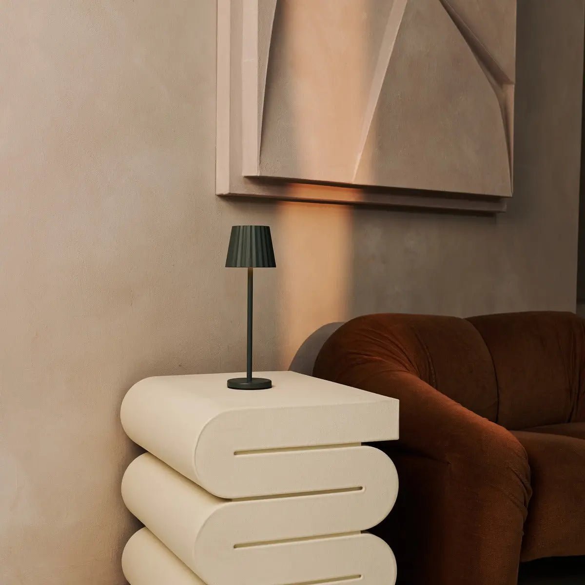 Maya Olive Green Table Table Lampe en fer - lampe dimmable et 3 modes lumineux, rechargeable via la station de charge sans fil