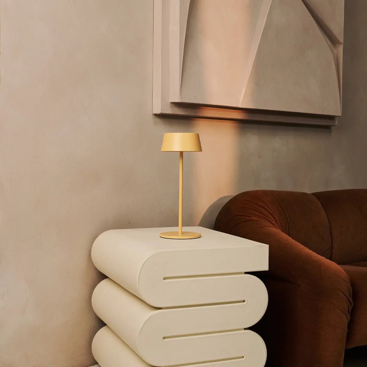 Lampe de table rechargeable en fer jaune ambre Hugo - Intensité variable, élégante et sans fil