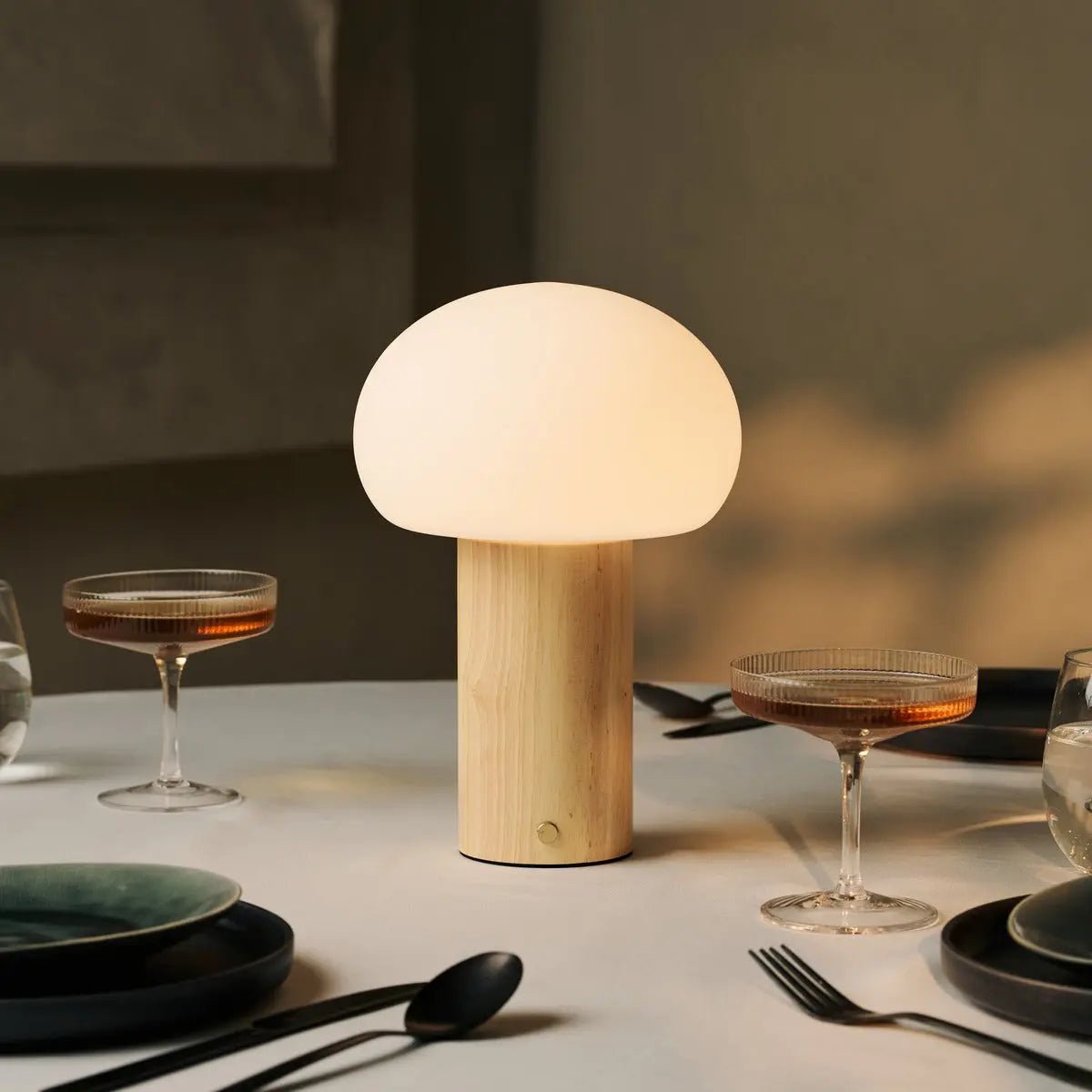 Lampe de table en bois marron clair avec verre et batterie rechargeable | Éclairage dimmable et polyvalent