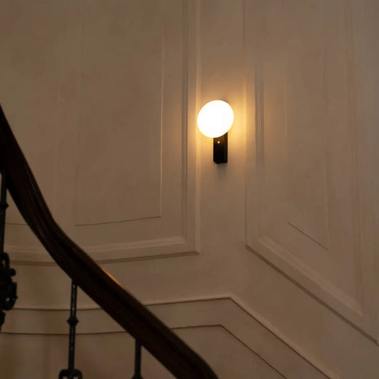 Applique murale en bois sans fil Matthew Black – rechargeable et variable