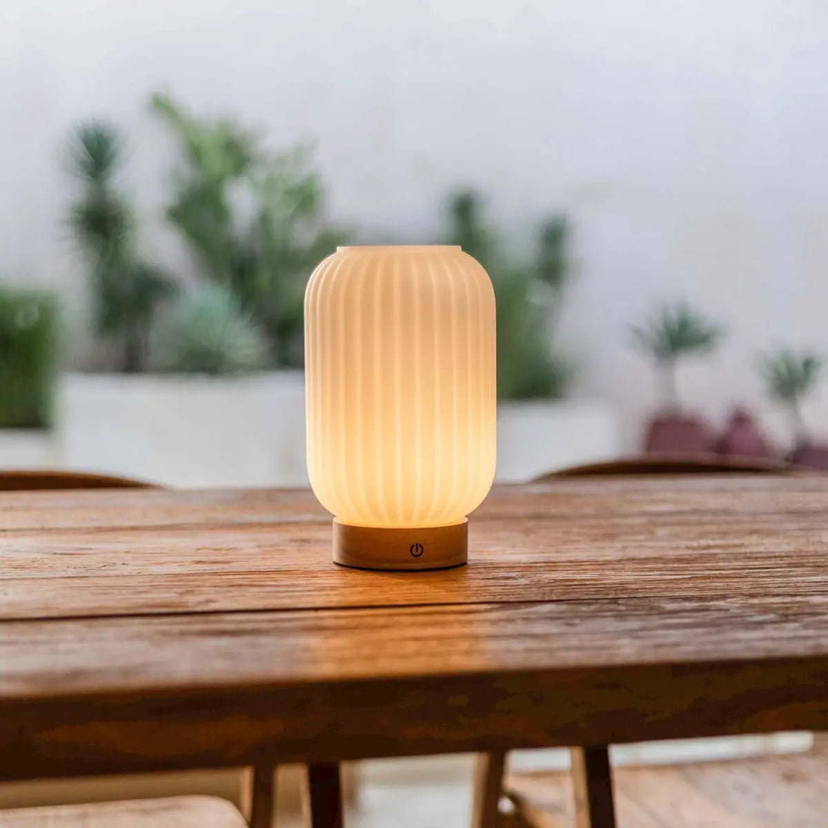 Lampe rechargeable unique Lilly – Verre dépoli et base en bois, intensité variable, 3 modes d'éclairage