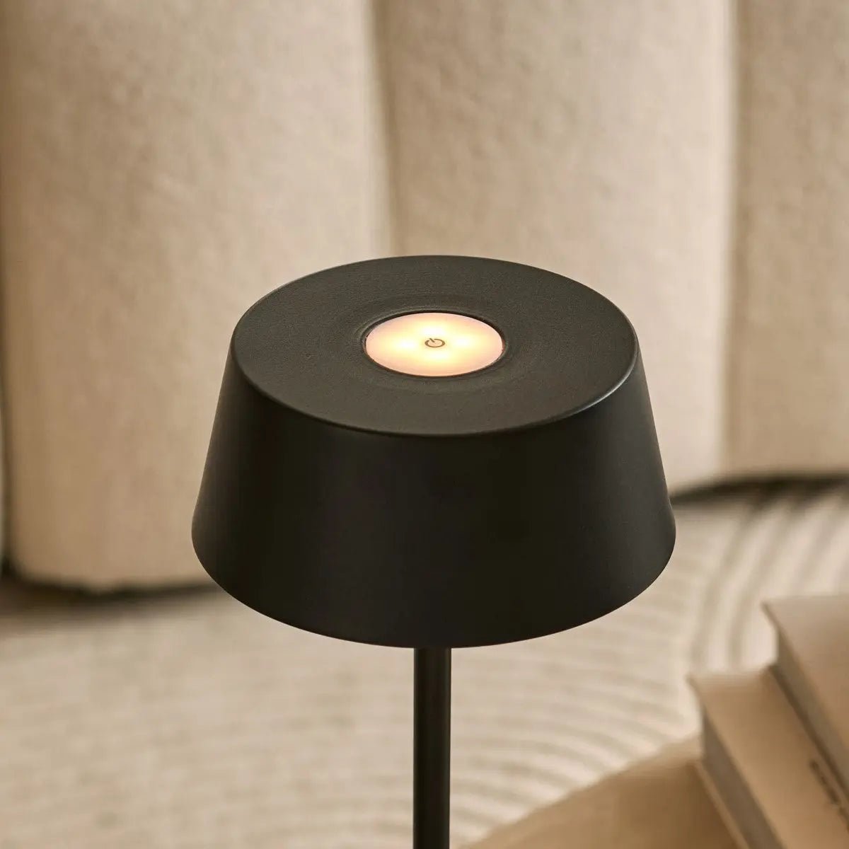 Lampe de table rechargeable Hugo Midnight Black - Intensité variable, élégante et sans fil
