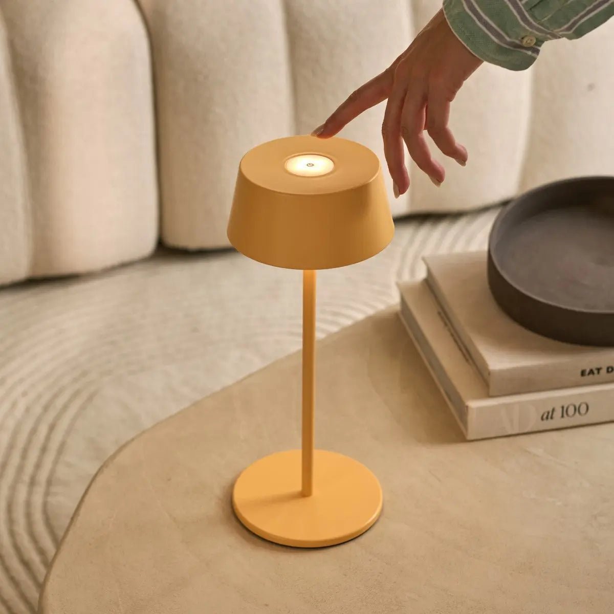 Lampe de table rechargeable en fer jaune ambre Hugo - Intensité variable, élégante et sans fil