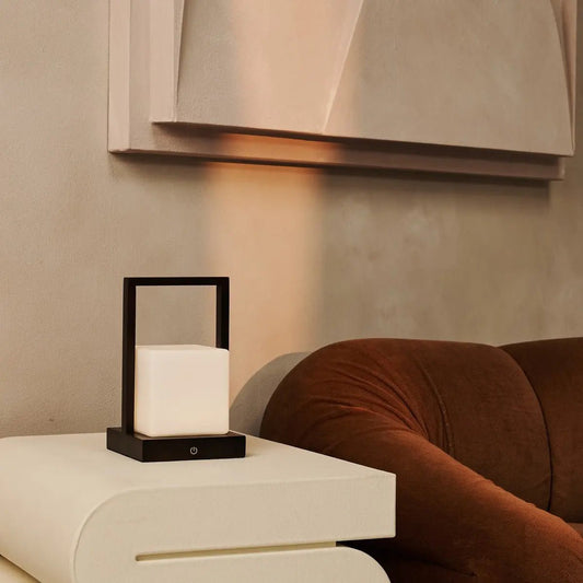 Lampe de table rechargeable en bois brun foncé noah avec verre et poignée en bois