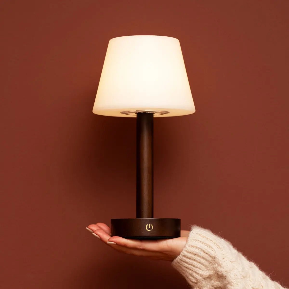 Lampe de table rechargeable en bois marron foncé Zoë | Intensité variable, USB-C, batterie de 80 heures