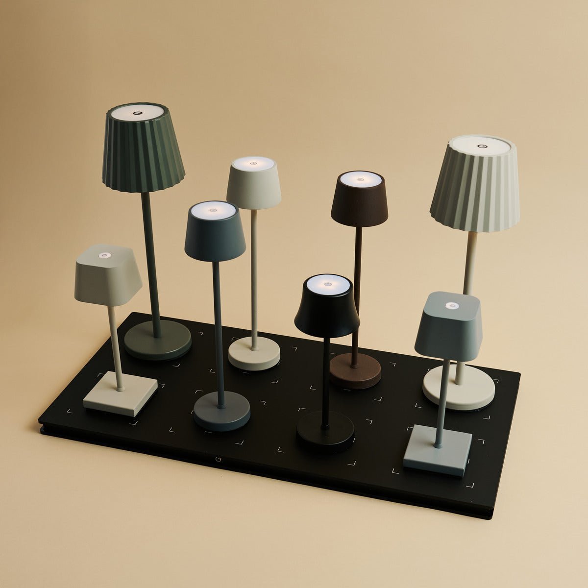 Combi Set Professional - 8 x Maya Olive Green Rechargeable Table Lampes et 1 X Station centrale Station de charge sans fil avec Qi-Technology - Parfait pour les restaurants, l'hospitalité et les hôtels