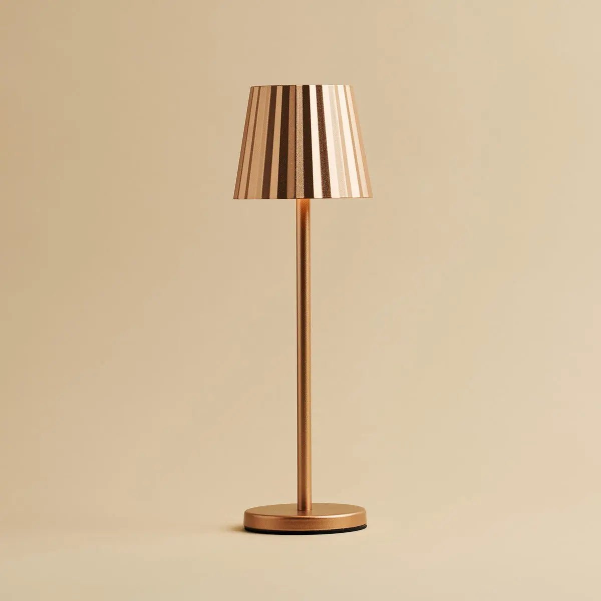 Combi Set Professional - 4 X Maya Copper Rechargeable Table Lampes et 1 X Amstel Wireless Station Wireless avec Qi-Technology - parfait pour les restaurants, l'hospitalité et les hôtels