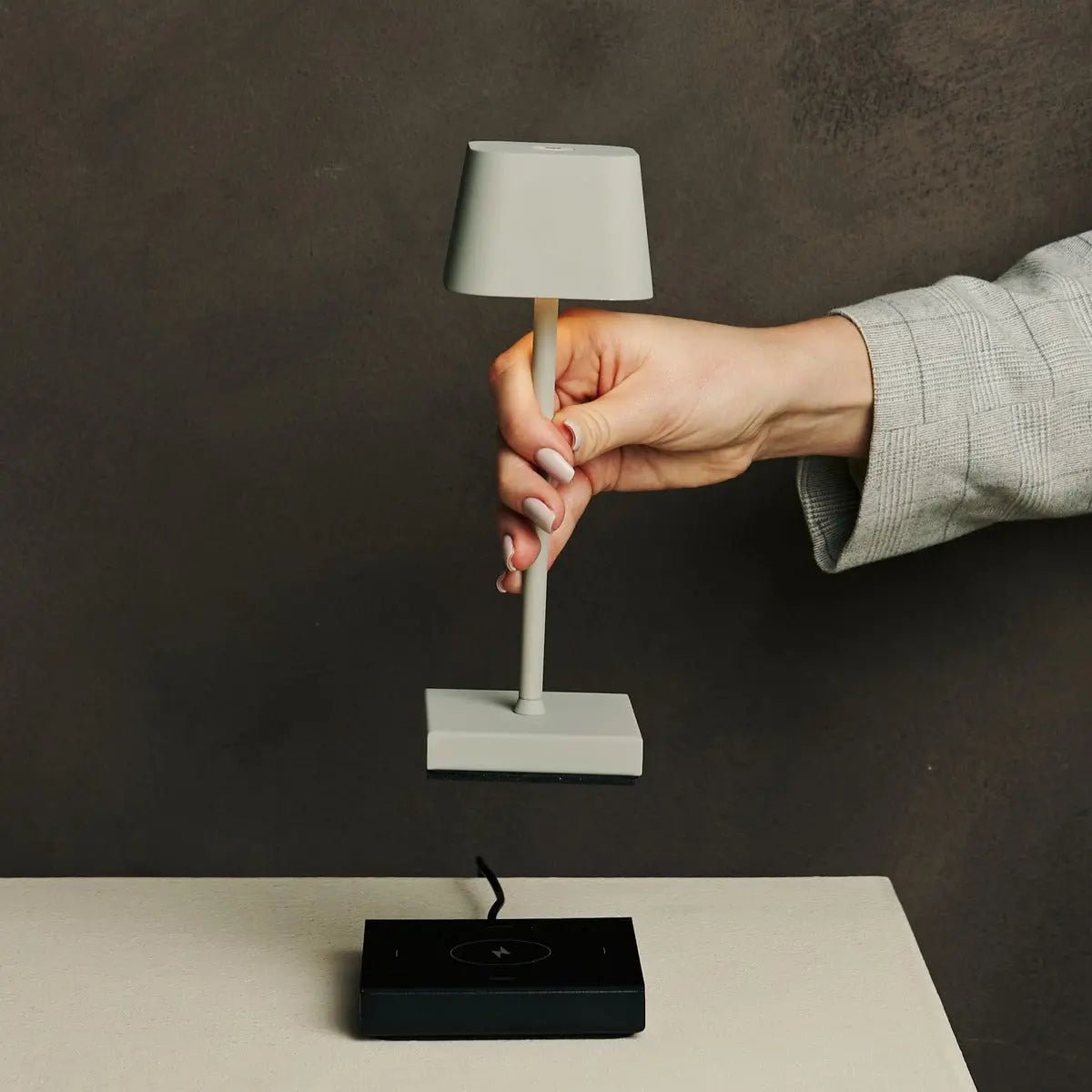 Sarphati Mini Shadow Grey Grey Cordless Table Lamp Perfection pour l'industrie hôtelière - Rechargeable sans fil via Station de chargement, lampe dimmable et 3 modes légers