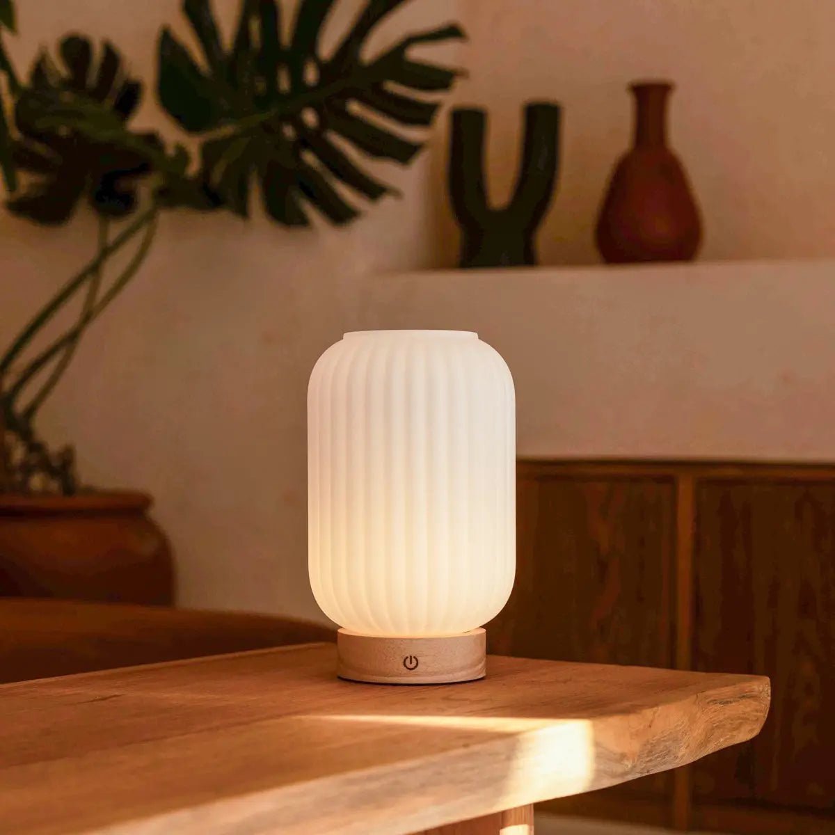 Lampe rechargeable unique Lilly – Verre dépoli et base en bois, intensité variable, 3 modes d'éclairage